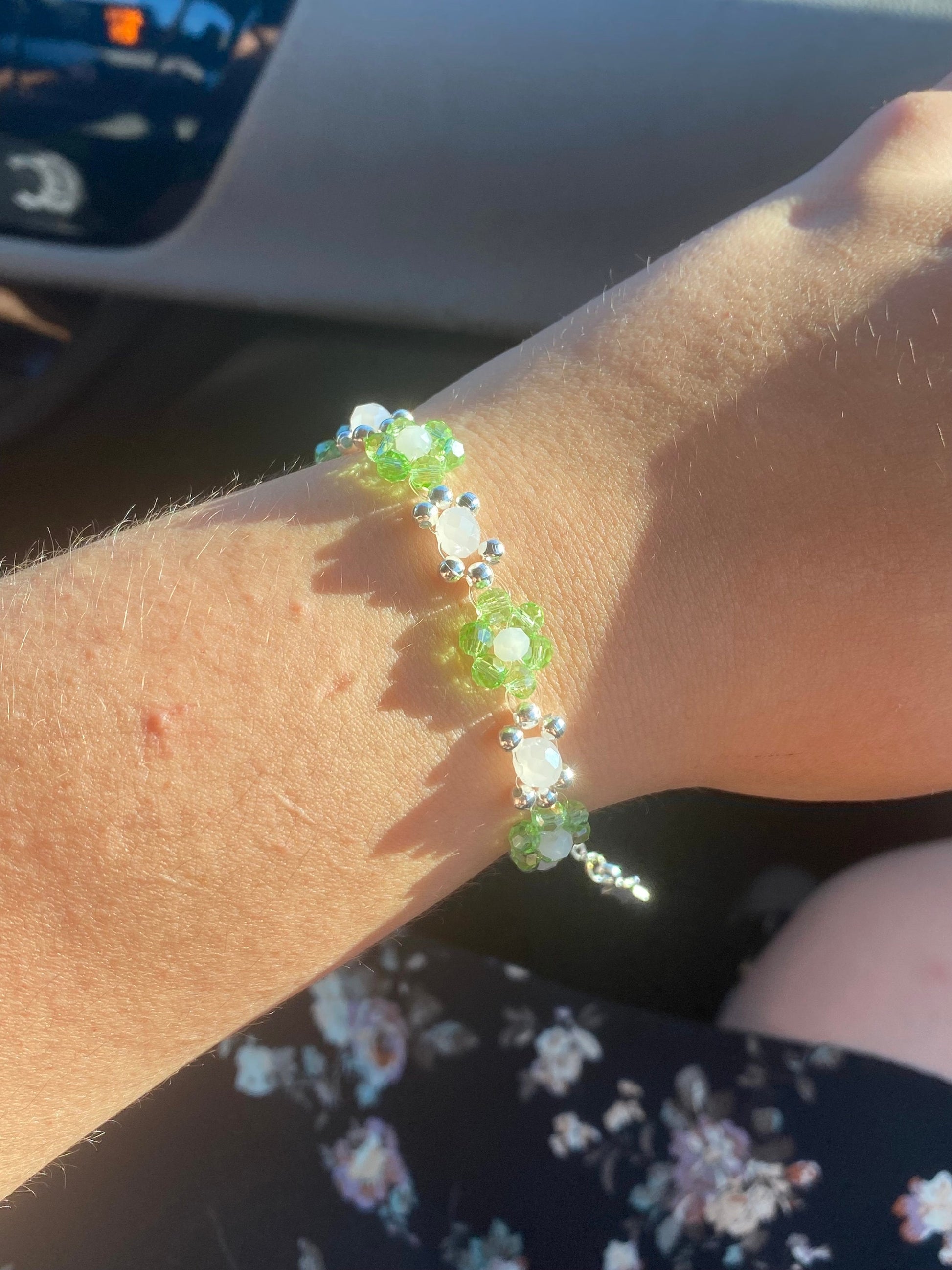 Pastel Green and Frosted White Daisy Flower Beaded Bracelet | Cute Bracelet | Mothers Day Gift | Birthday Gift | Bridesmaid Gift | Jewelry