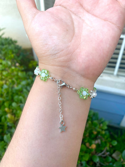 Pastel Green and Frosted White Daisy Flower Beaded Bracelet | Cute Bracelet | Mothers Day Gift | Birthday Gift | Bridesmaid Gift | Jewelry