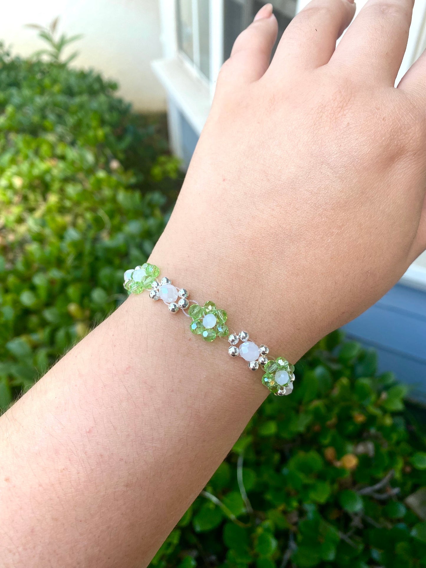 Pastel Green and Frosted White Daisy Flower Beaded Bracelet | Cute Bracelet | Mothers Day Gift | Birthday Gift | Bridesmaid Gift | Jewelry