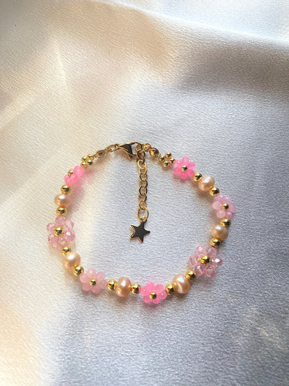 Pretty pink valentine flower crystal beaded bracelet with pink/orange pearls and 18k gold beads. Crystal flowers in different sizes and different shades of pink. Perfect gift for all occasions; christmas, valentines, birthdays, mothers day