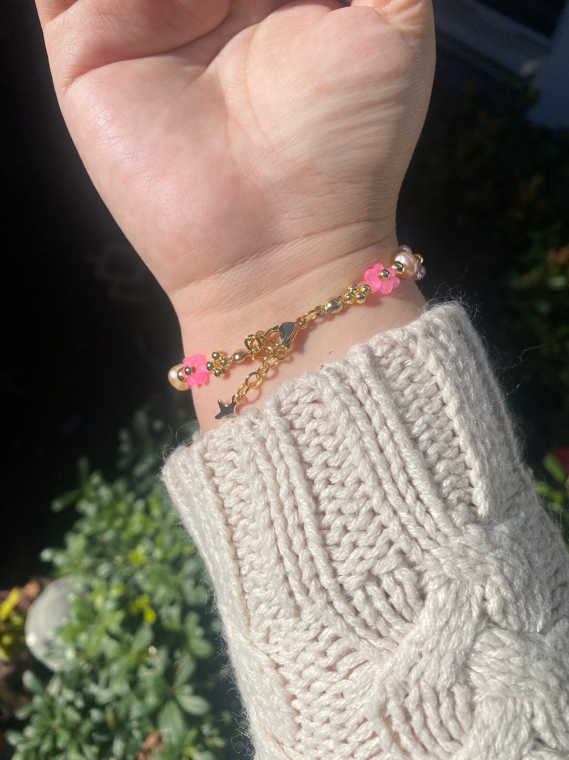 Pretty pink valentine flower crystal beaded bracelet with pink/orange pearls and 18k gold beads. Crystal flowers in different sizes and different shades of pink. Perfect gift for all occasions; christmas, valentines, birthdays, mothers day