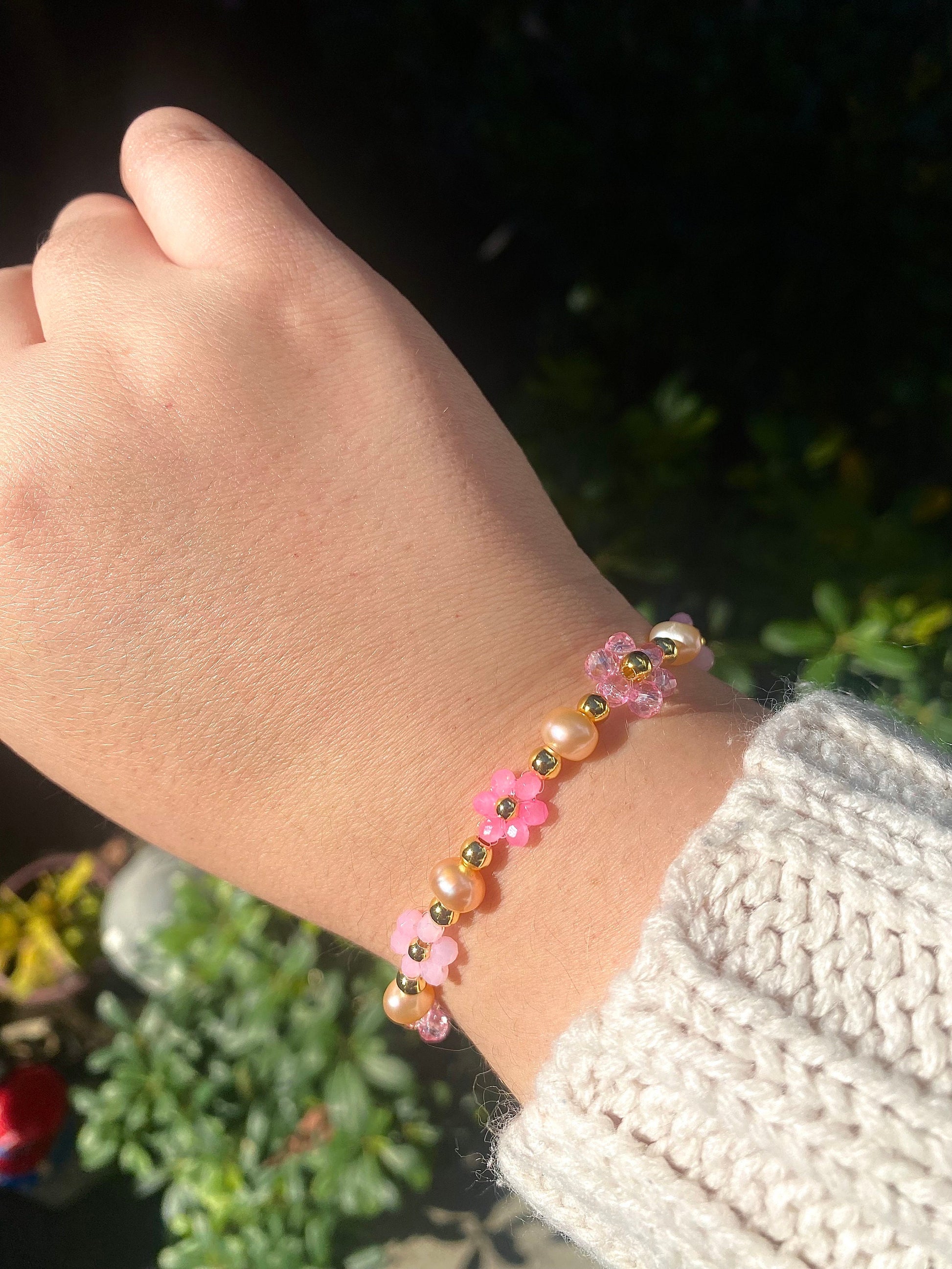 Pretty pink valentine flower crystal beaded bracelet with pink/orange pearls and 18k gold beads. Crystal flowers in different sizes and different shades of pink. Perfect gift for all occasions; christmas, valentines, birthdays, mothers day