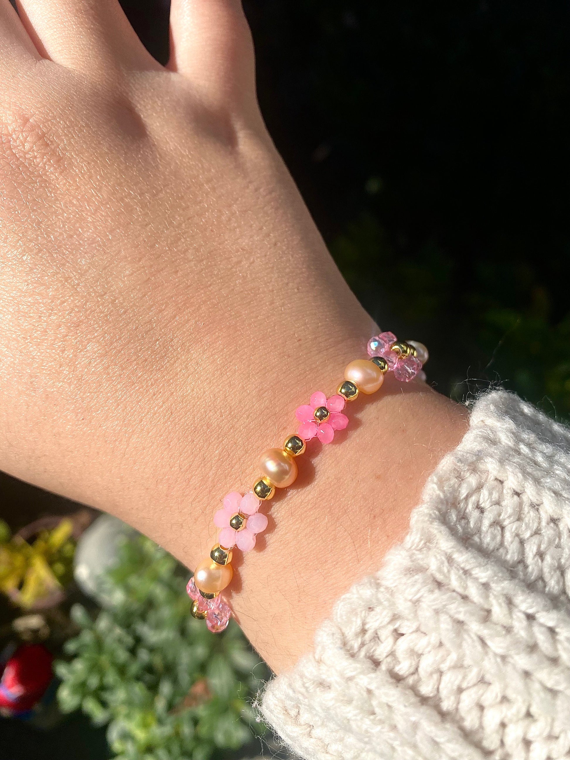 Pretty pink valentine flower crystal beaded bracelet with pink/orange pearls and 18k gold beads. Crystal flowers in different sizes and different shades of pink. Perfect gift for all occasions; christmas, valentines, birthdays, mothers day