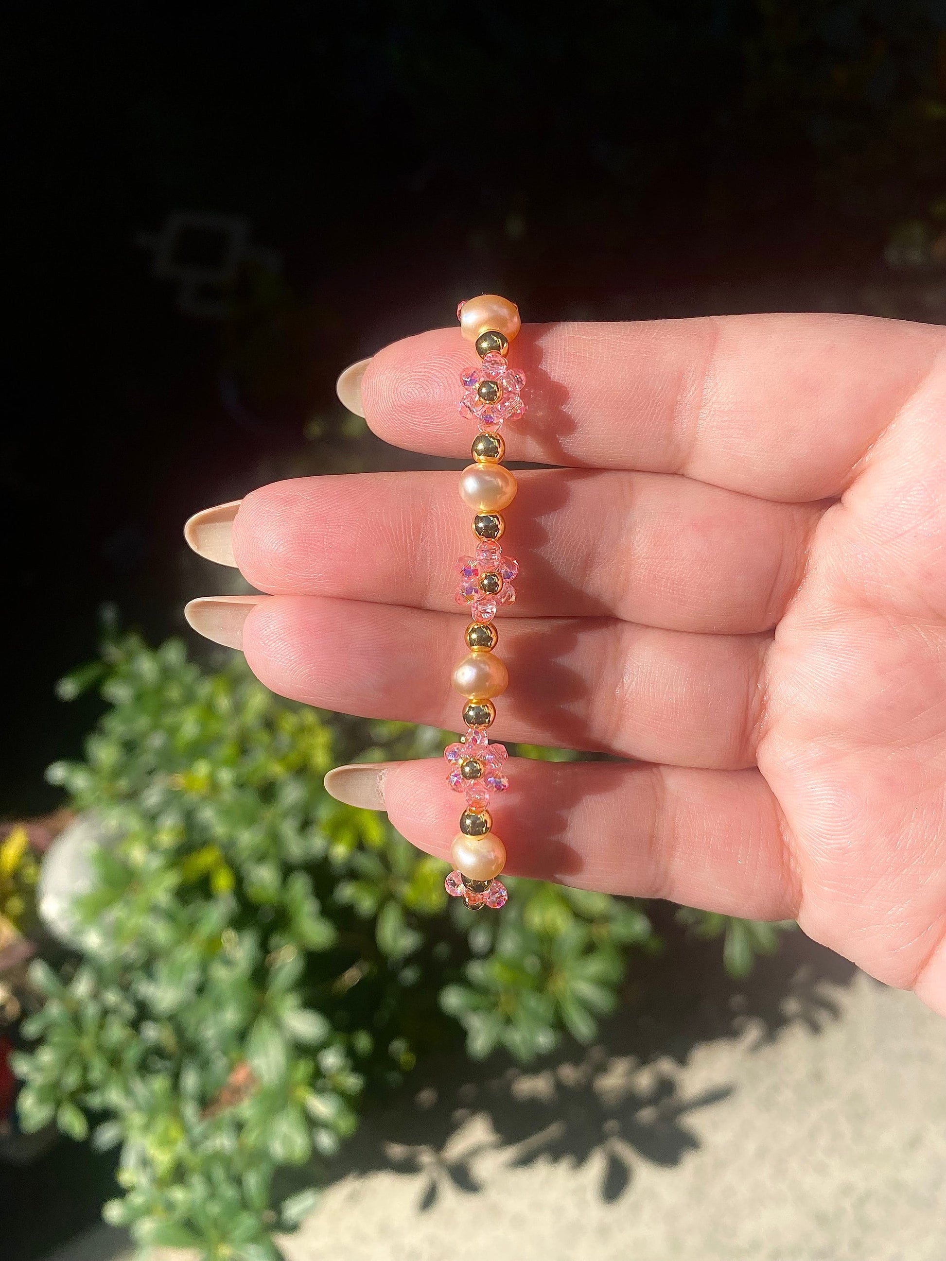 Pretty pink valentine flower crystal beaded bracelet with pink/orange pearls and 18k gold beads. Crystal flowers are a shiny pink. Perfect gift for all occasions; christmas, valentines, birthdays, mothers day