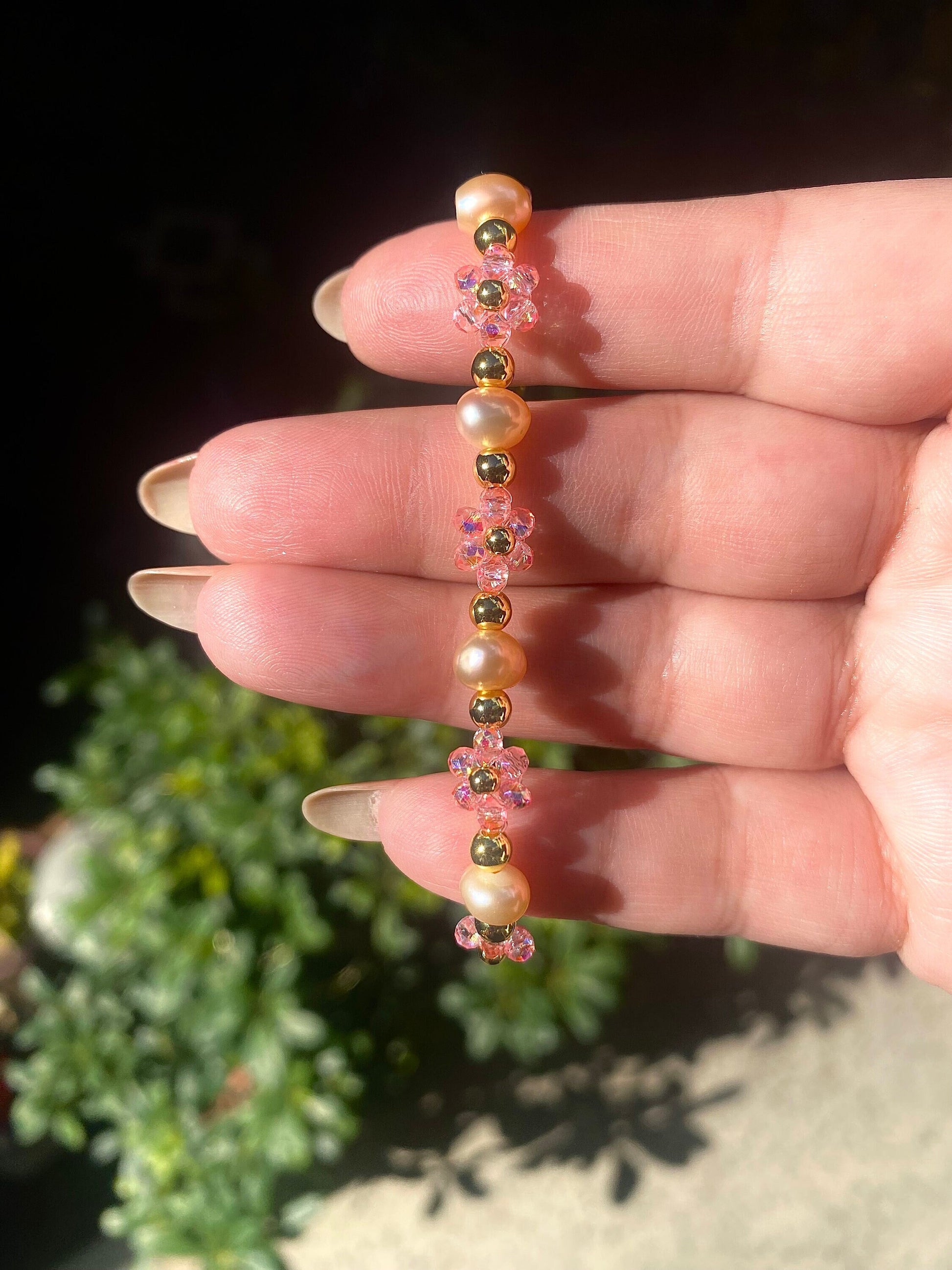 Pretty pink valentine flower crystal beaded bracelet with pink/orange pearls and 18k gold beads. Crystal flowers are a shiny pink. Perfect gift for all occasions; christmas, valentines, birthdays, mothers day