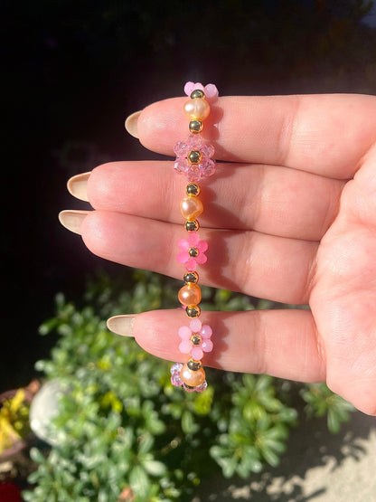 Pretty pink valentine flower crystal beaded bracelet with pink/orange pearls and 18k gold beads. Crystal flowers in different sizes and different shades of pink. Perfect gift for all occasions; christmas, valentines, birthdays, mothers day