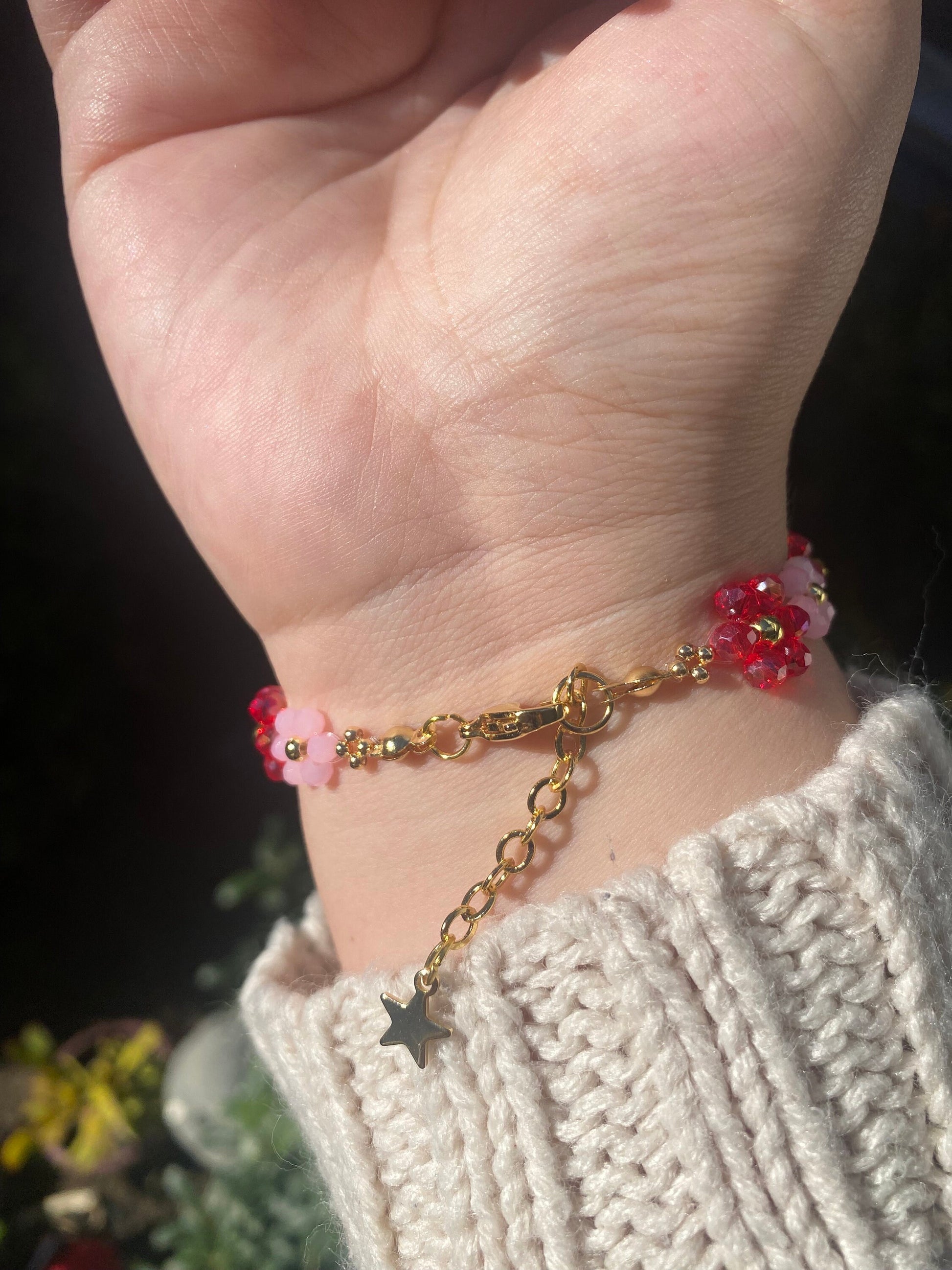 Pretty pink and red valentine flower crystal beaded bracelet with 18k gold beads. Crystal flowers are a pastel pink and a shiny red. Perfect gift for all occasions; christmas, valentines, birthdays, mothers day