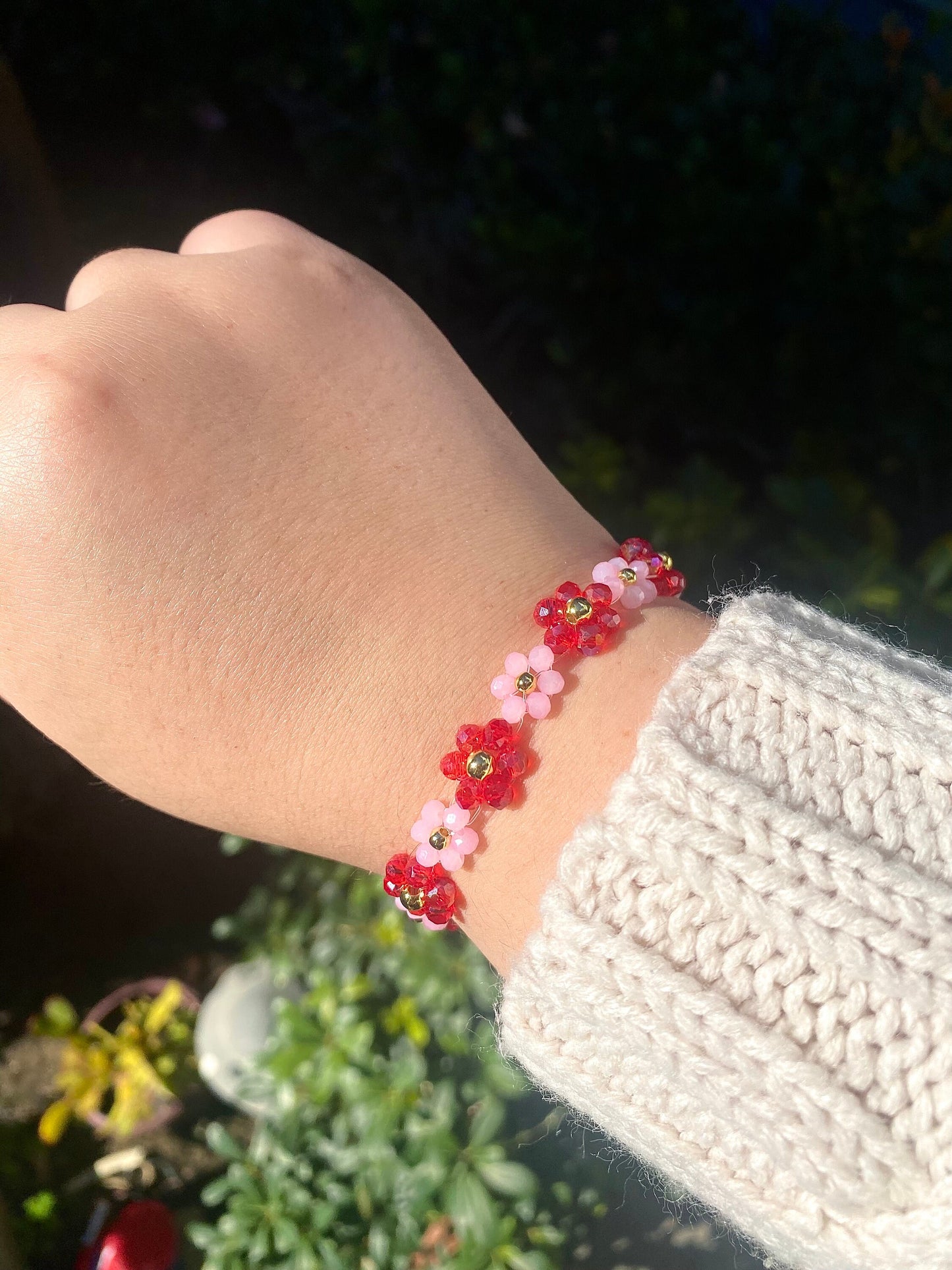 Pretty pink and red valentine flower crystal beaded bracelet with 18k gold beads. Crystal flowers are a pastel pink and a shiny red. Perfect gift for all occasions; christmas, valentines, birthdays, mothers day