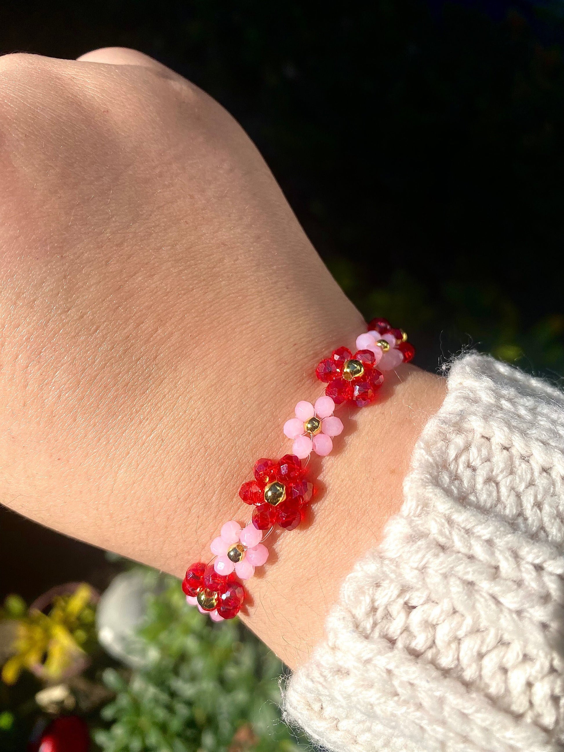 Pretty pink and red valentine flower crystal beaded bracelet with 18k gold beads. Crystal flowers are a pastel pink and a shiny red. Perfect gift for all occasions; christmas, valentines, birthdays, mothers day