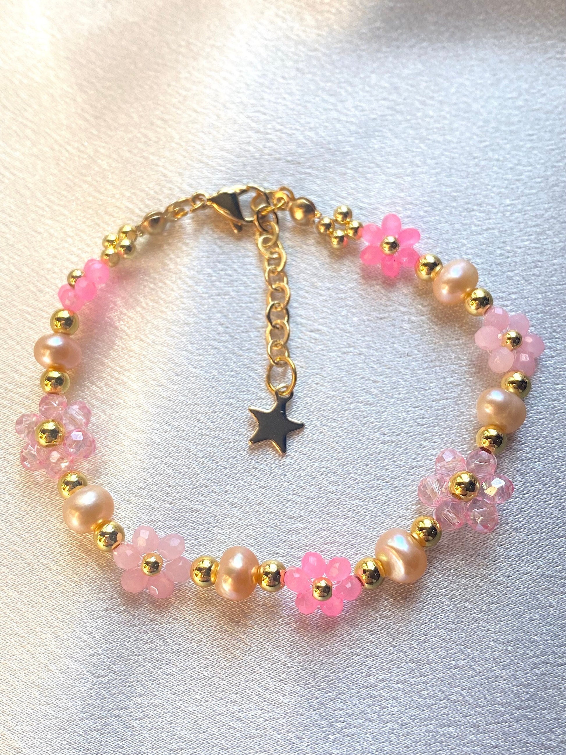 Pretty pink valentine flower crystal beaded bracelet with pink/orange pearls and 18k gold beads. Crystal flowers in different sizes and different shades of pink. Perfect gift for all occasions; christmas, valentines, birthdays, mothers day