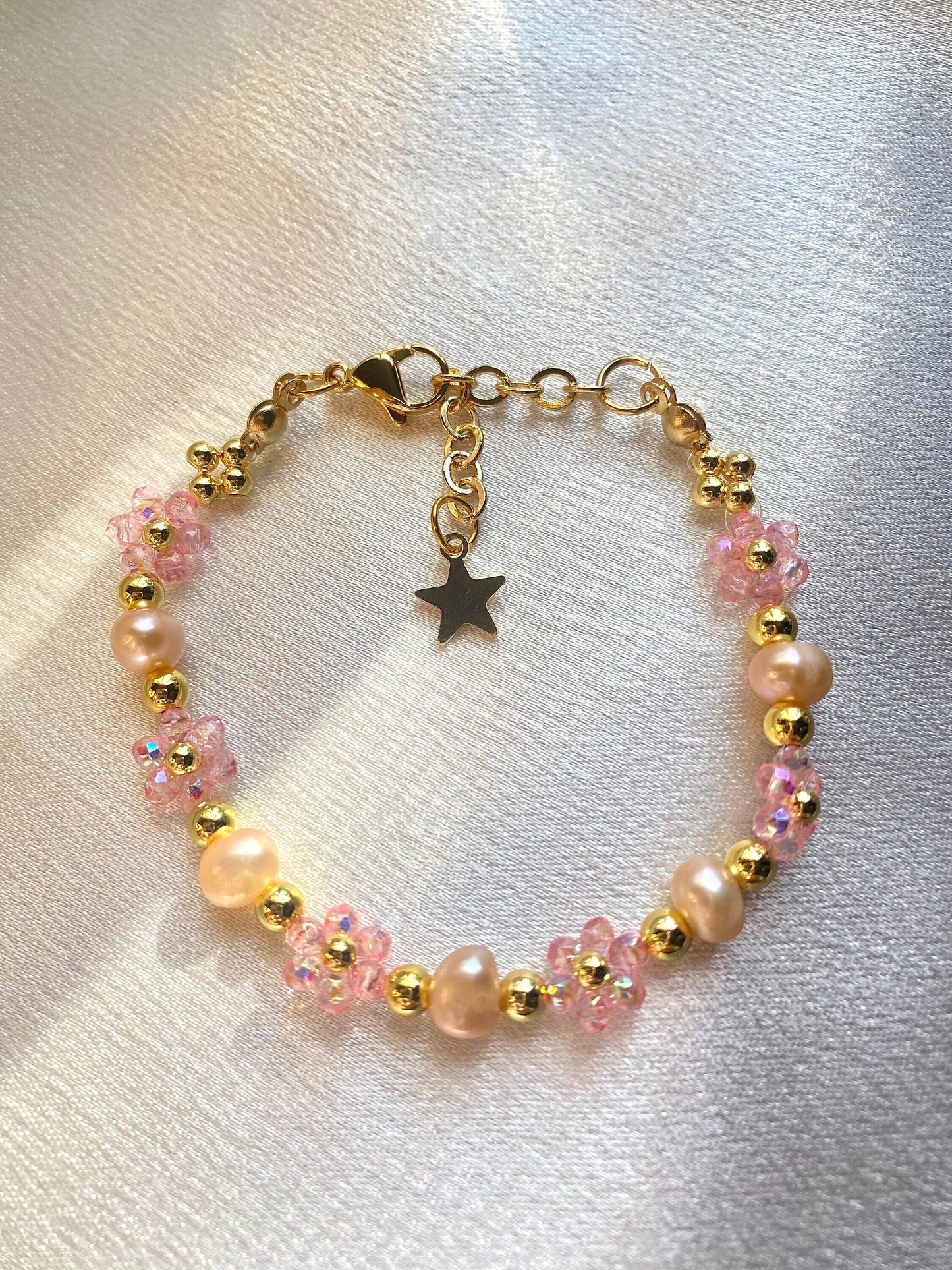 Pretty pink valentine flower crystal beaded bracelet with pink/orange pearls and 18k gold beads. Crystal flowers are a shiny pink. Perfect gift for all occasions; christmas, valentines, birthdays, mothers day