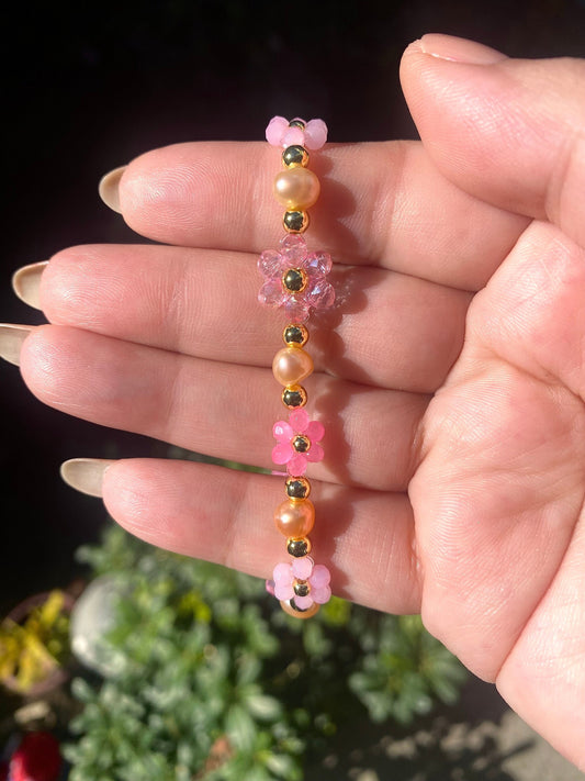 Pretty pink valentine flower crystal beaded bracelet with pink/orange pearls and 18k gold beads. Crystal flowers in different sizes and different shades of pink. Perfect gift for all occasions; christmas, valentines, birthdays, mothers day