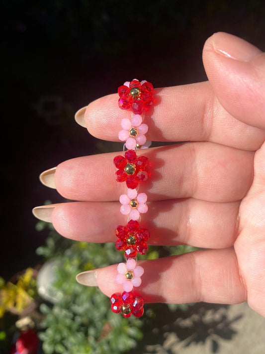 Pretty pink and red valentine flower crystal beaded bracelet with 18k gold beads. Crystal flowers are a pastel pink and a shiny red. Perfect gift for all occasions; christmas, valentines, birthdays, mothers day