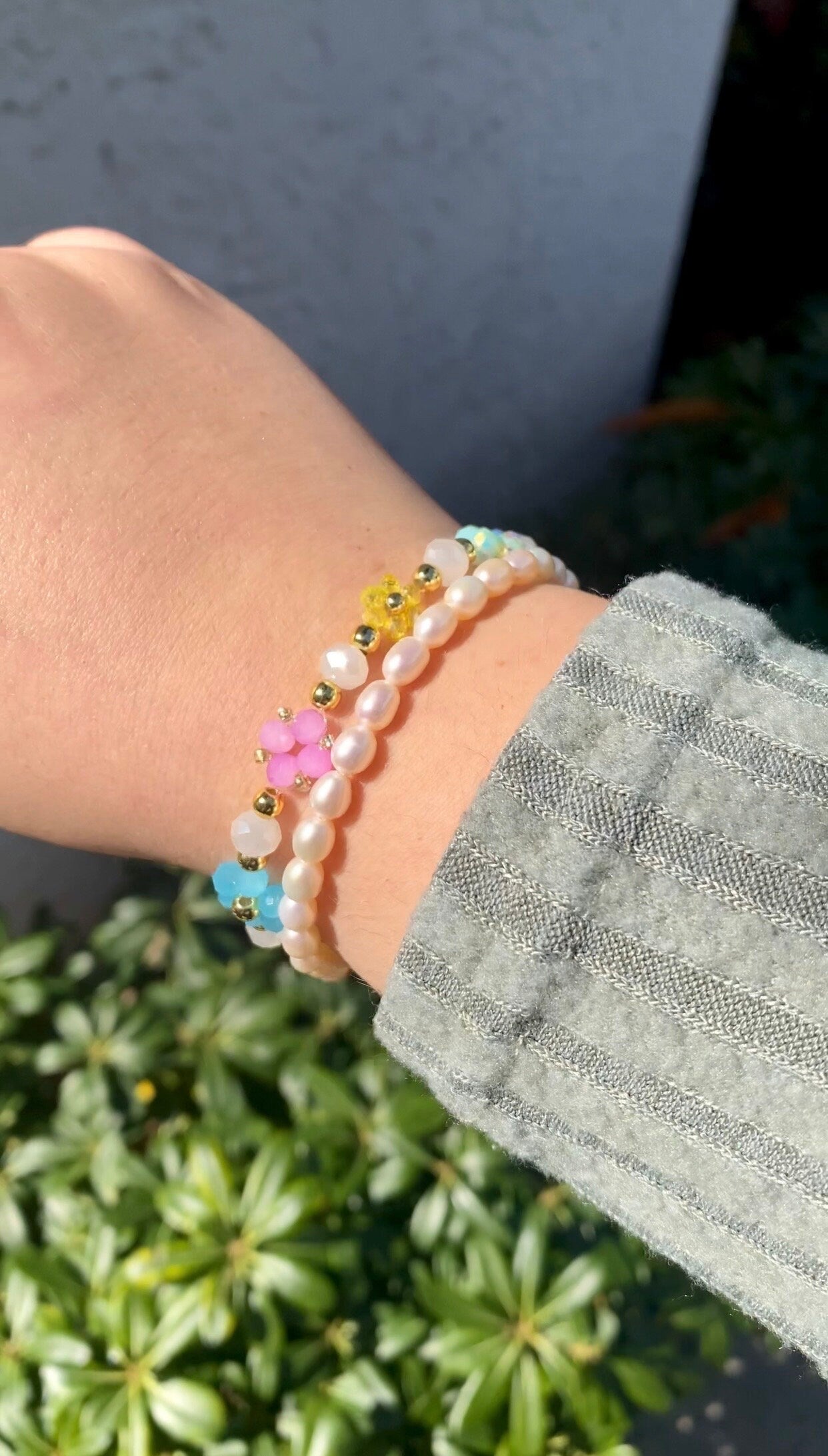 Colorful springtime dainty crystal flower daisy beaded bracelet with 18k gold beads perfect for any occasion and the perfect gift for birthdays, mothers day, christmas, valentines etc.