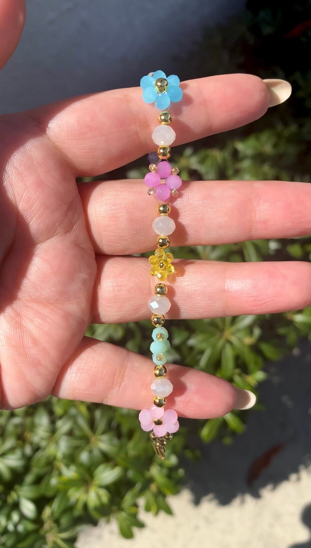 Colorful springtime dainty crystal flower daisy beaded bracelet with 18k gold beads perfect for any occasion and the perfect gift for birthdays, mothers day, christmas, valentines etc.